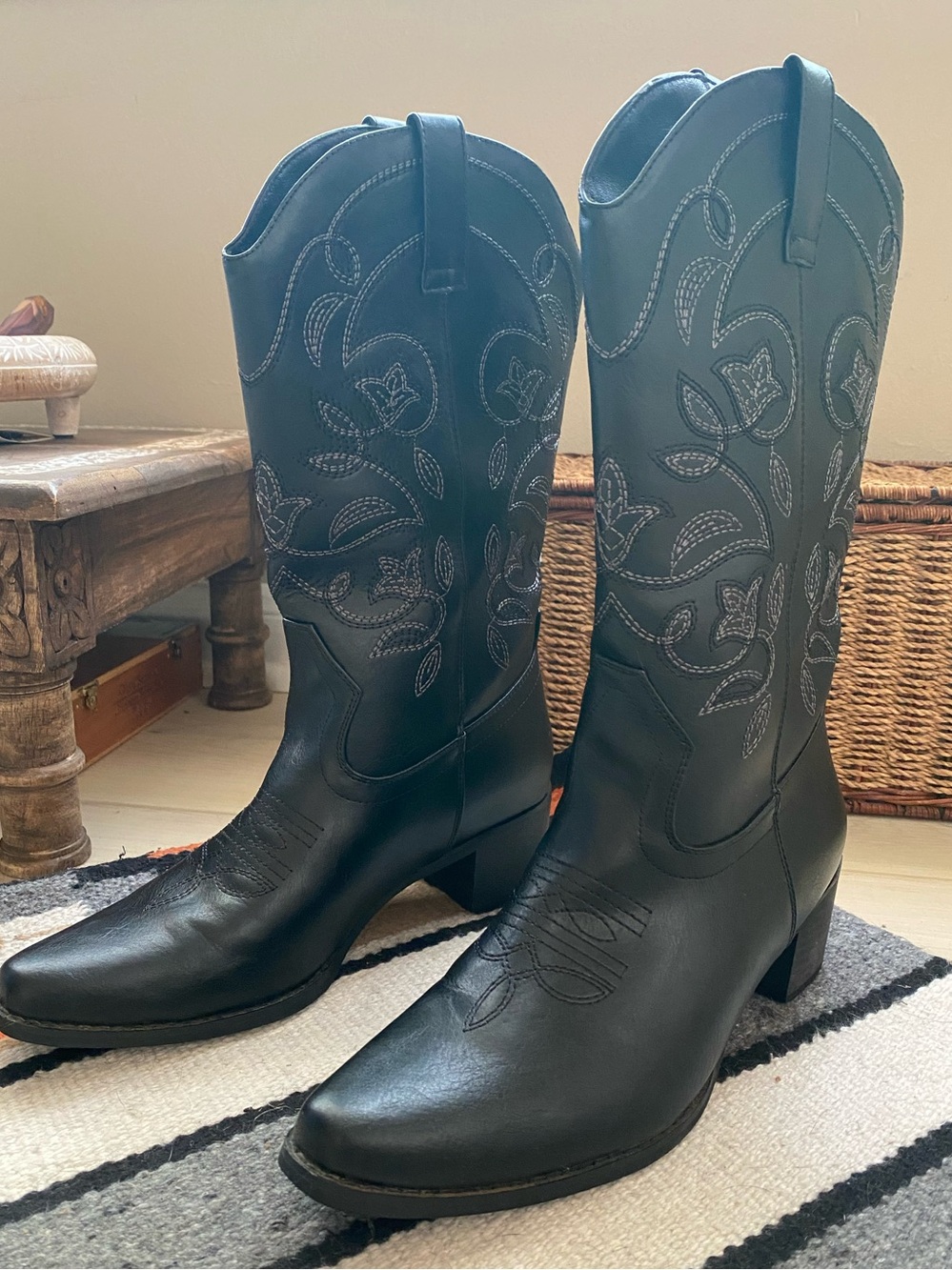 Women’s Size 7.5 Vegan Black Embroidered Leather Western Heeled Boots